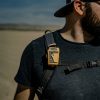 Veiligheid voorop: rescueME PLB1 Personal Locator Beacon klaar voor gebruik op de rugzak van een wandelaar