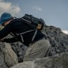 Compacte rescueME PLB1 Persoonlijke Locator Beacon geïntegreerd in een rugzak voor veiligheid buitenshuis
