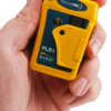Ocean Signal rescueME PLB1 persoonlijke locatorbaken in de hand gehouden