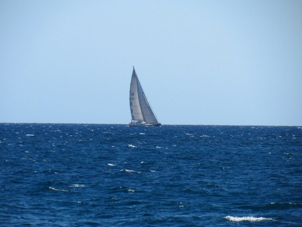 Segelboot aus der Ferne