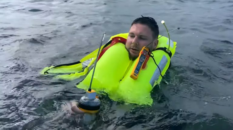 Vodotěsný EPIRB - Námořník s EPIRB plovoucím vedle něj