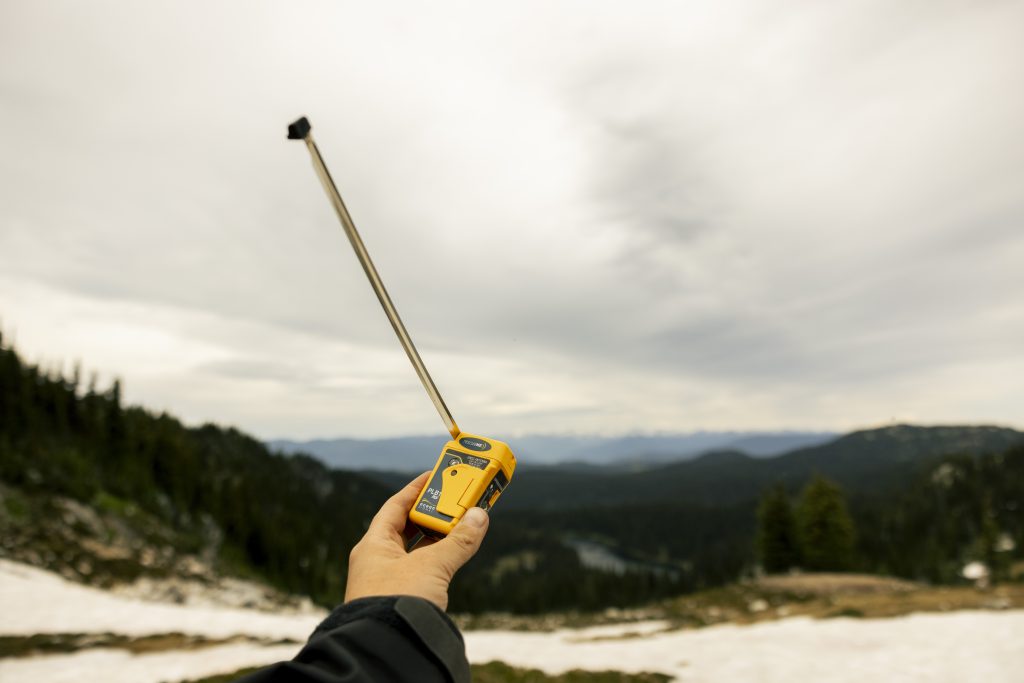 Een compacte PLB geeft wandelaars, bergbeklimmers, wildkampeerders en langeafstandswandelaars een optie voor noodoproepen wanneer een telefoon geen verbinding kan maken.