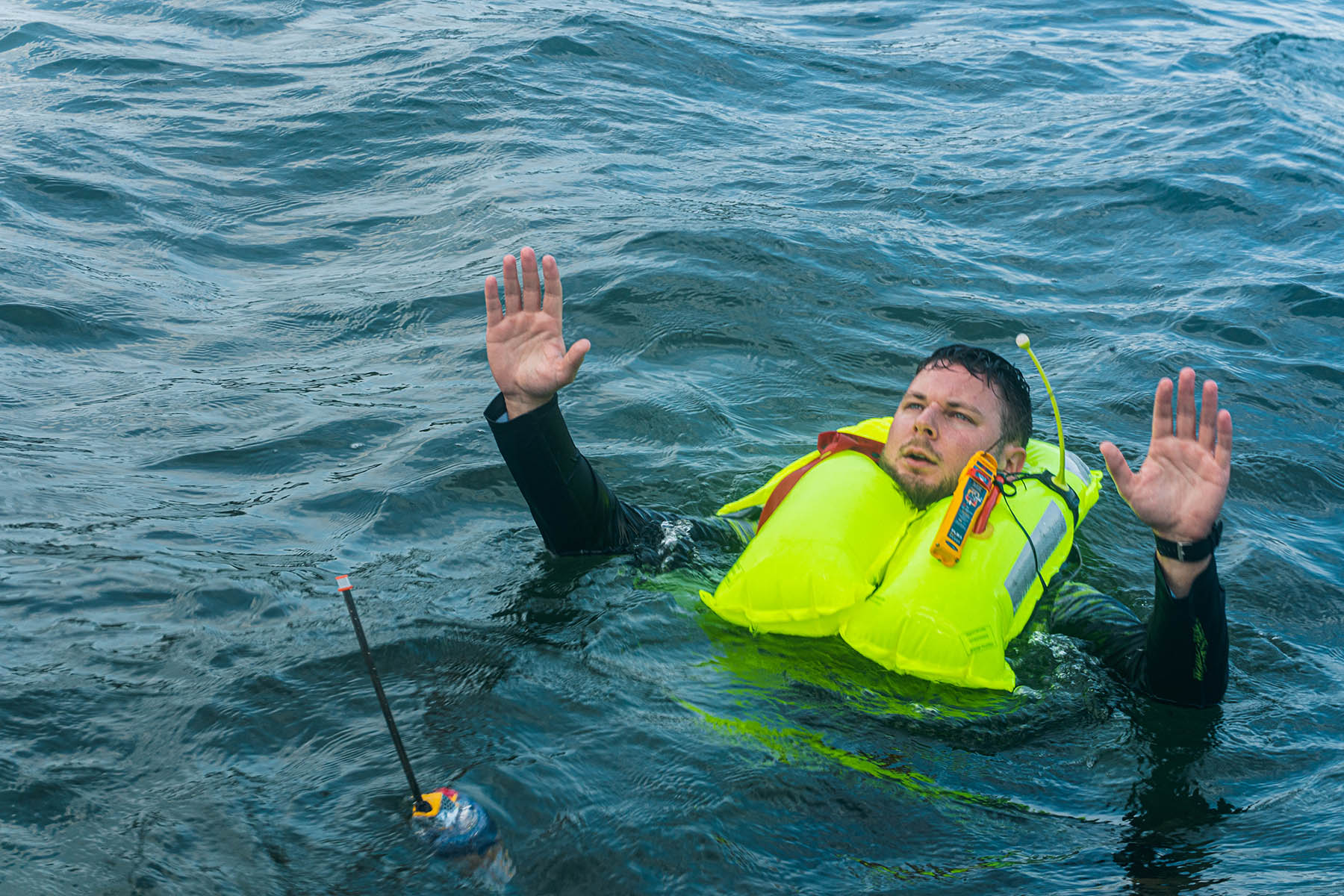 Ocean Signal rescueME PLB3 geïnstalleerd in een reddingsvest