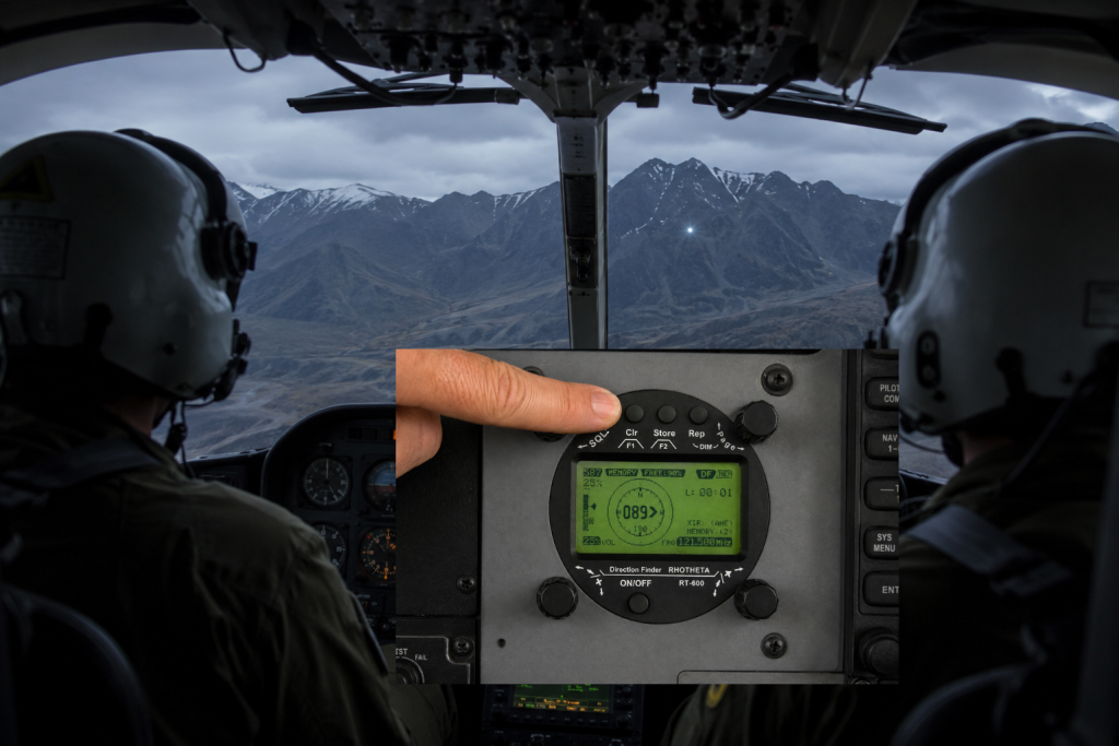 Een Direction Finder-display in de cockpit van een SAR-helikopter. Met een Radio Direction Finder (RDF) kunnen reddingsteams je positie peilen via het 121,5 MHz peilsignaal van de PLB.