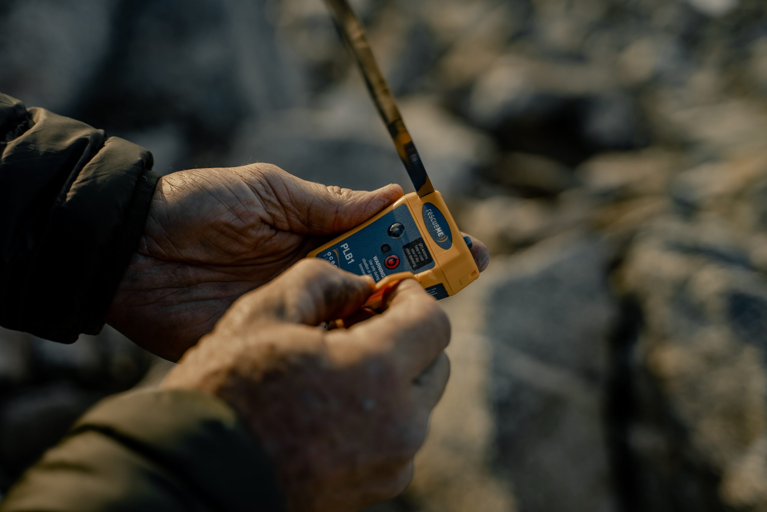 Ocean Signal rescueME PLB1 die met de hand wordt geactiveerd om een 406 MHz-noodalarm te verzenden